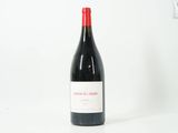 la bouteille de vin rouge est posée sur une surface blanche
