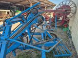 une machine bleue qui est posée dans la terre