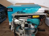 une machine posée sur une table dans une pièce