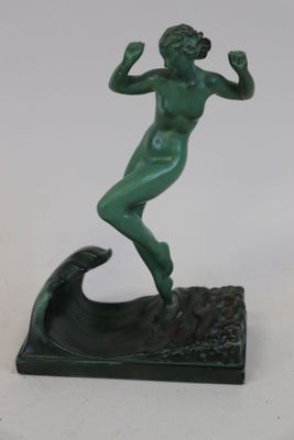 statue d'une femme sur une vague, recouverte d'une patine verte
