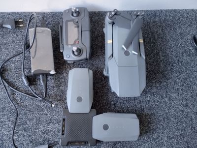 beaucoup d'appareils électroniques posés sur le sol