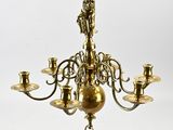 un lustre en laiton muni de cinq bougies