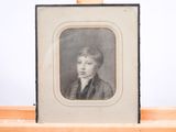portrait d'un jeune homme en costume-cravate devant un mur blanc