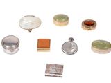 de nombreux types de bijoux différents posés sur un fond blanc