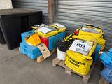 de nombreux cartons et conteneurs posés sur une palette devant la porte d'un garage