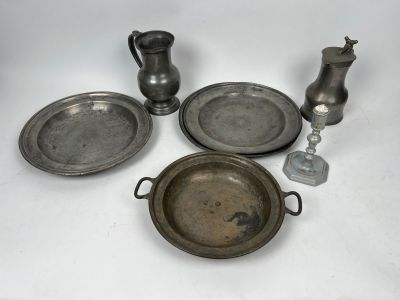 beaucoup d'objets en argent posés sur une table