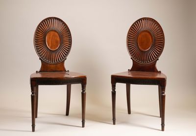 deux chaises en bois avec un dossier circulaire et une assise en bois