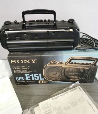 une boîte posée sur une table, avec une radio dessus