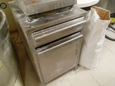 une image d'une cuisine avec une cuisinière et un évier