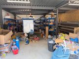 un garage où s'entassent de nombreuses boîtes par terre
