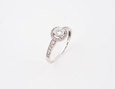gros plan d'une bague en diamant sur fond blanc