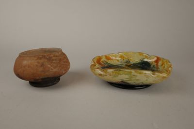 deux petits bols et un petit bol posés sur une table
