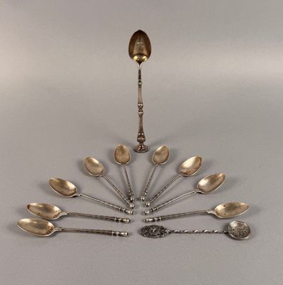 un ensemble de cuillères en argent et de cuillères-cuillères disposées en cercle