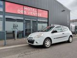une petite voiture blanche garée devant un hôtel