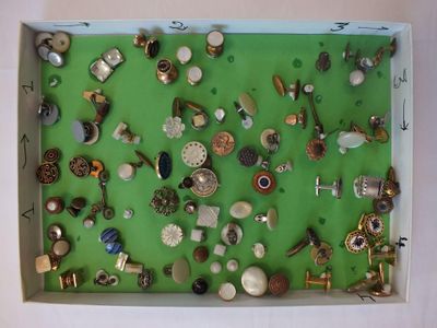 une boîte contenant un grand nombre d'objets différents