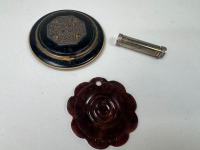 un petit objet métallique posé sur une table