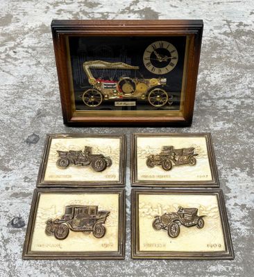 trois photos encadrées représentant des voitures anciennes et une horloge dans un cadre en bois