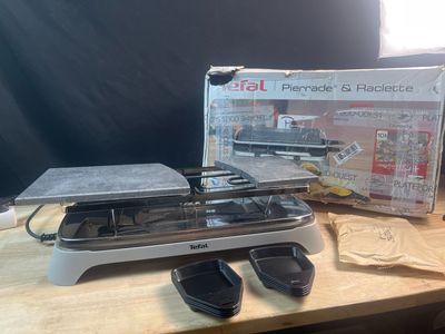 une boîte sur laquelle se trouve une paire de chaussures, avec une paire de tongs à côté