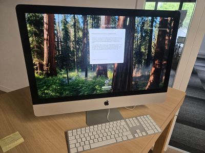 un écran d'ordinateur posé sur un bureau avec un clavier et une souris