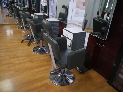 4 postes indépendants de coiffure avec fauteuils simili cuir…