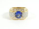 gros plan d'une bague en saphir bleu et diamant sur fond blanc