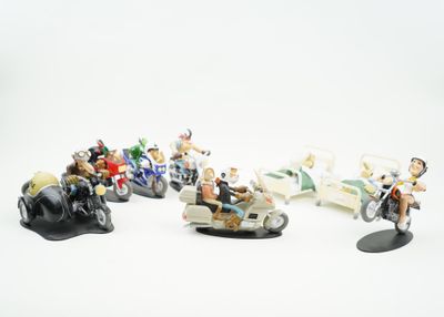 de nombreuses figurines représentant des personnes à moto ou en voiture