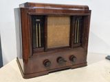 une vieille radio posée sur une table, à côté d'une télécommande