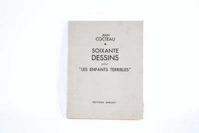un livre posé sur une table blanche