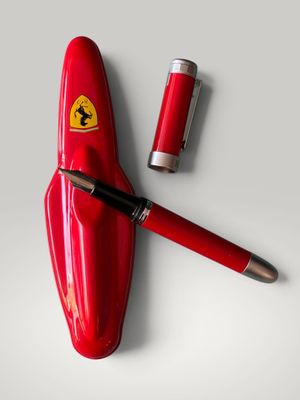 Stylo et briquet Ferrari rouges sur fond blanc - Kosten Stock - Fotor - Fotor - Fotor - Fotor - Fotor
