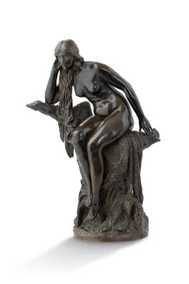 une image représentant une statue d'une femme assise sur une souche d'arbre