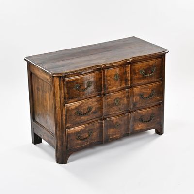 Commode en noyer mouluré, façade en double arbalète, elle ou…