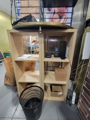 une télévision posée sur une étagère dans une pièce