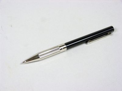 un stylo posé sur une surface blanche