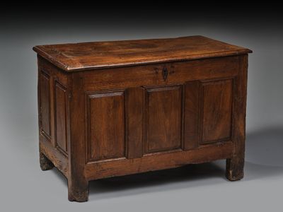 Elégant petit coffre en chêne mouluré et ciré ouvrant par un… - Photo 1