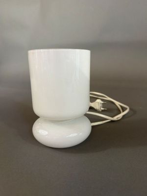 une tasse blanche posée sur une table