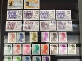une photo d'une collection de timbres exposée dans une vitrine