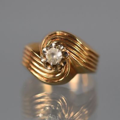 un gros plan d'une bague en or sertie d'un diamant