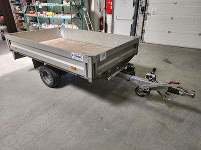 une remorque à laquelle est attaché un vélo, dans un garage