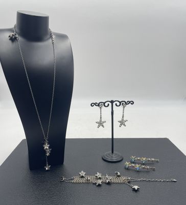 ensemble collier et boucles d'oreilles avec des breloques en forme d'étoile