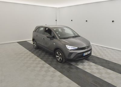 la voiture grise est garée dans le garage sur le sol en damier