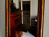 un miroir accroché au mur au-dessus d'une commode