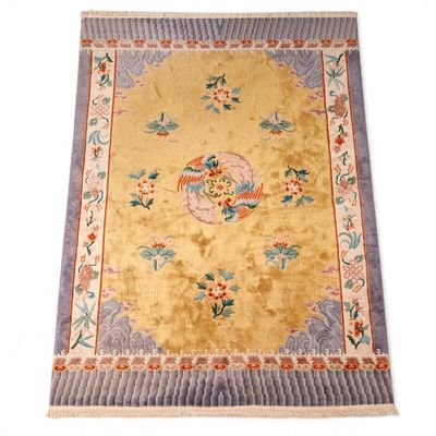 un tapis oriental sur fond blanc, avec une bordure bleue