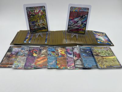 Jeu de cartes à collectionner Pokémon présenté dans une vitrine posée sur une table blanche