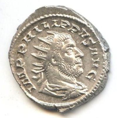 Gros plan sur une pièce de monnaie portant le visage d'un homme