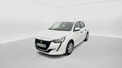 une voiture blanche dans une pièce blanche au sol blanc
