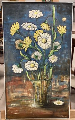 un tableau représentant un vase de marguerites posé sur une table