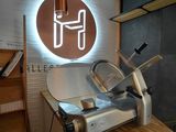 un plan de travail de cuisine sur lequel se trouvent un coupe-pizza et un couteau