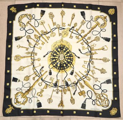une écharpe noire et dorée ornée de clés