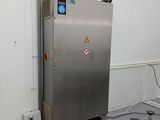 une photo d'un réfrigérateur en acier inoxydable dans une pièce