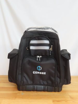un sac à dos noir posé sur une table en bois